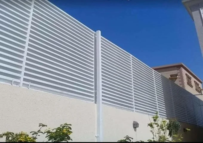 تصميم أنيق لسواتر قماشية حديثة تم تركيبها في فناء منزل بمدينة الدمام، تجمع بين الخصوصية والجمالية.